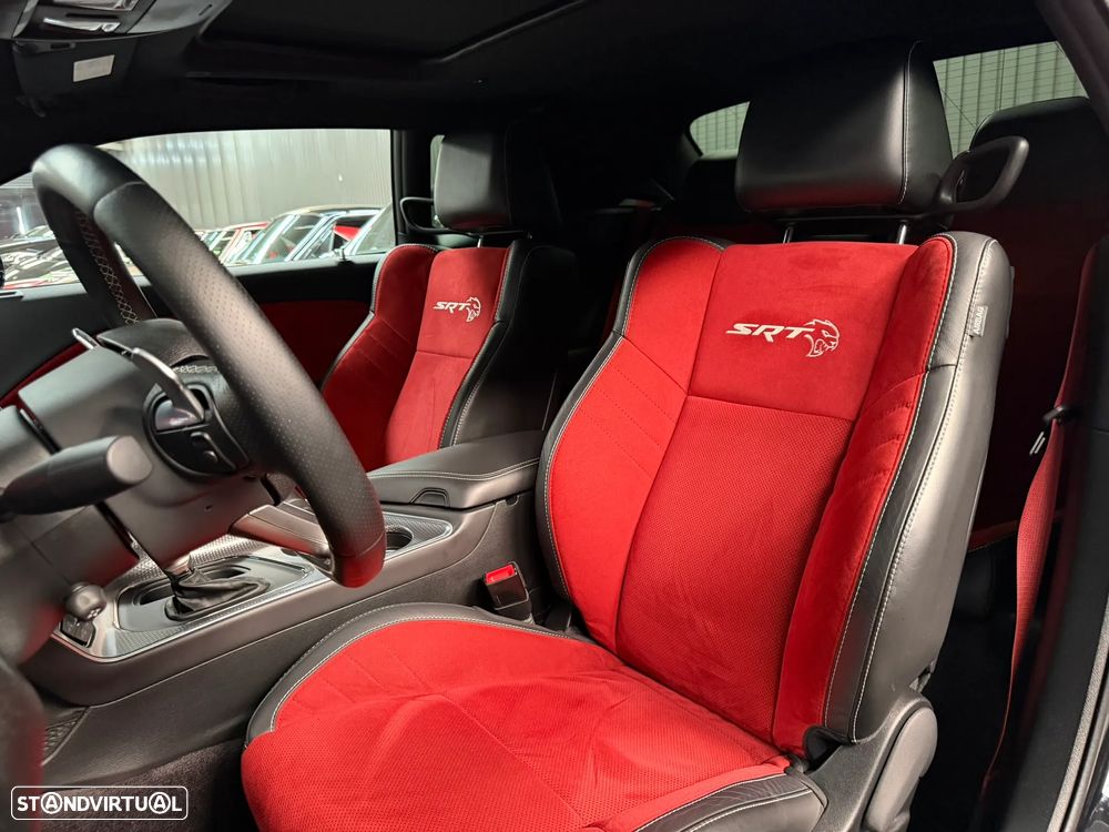 Dodge Challenger Auto SRT Hellcat - 26