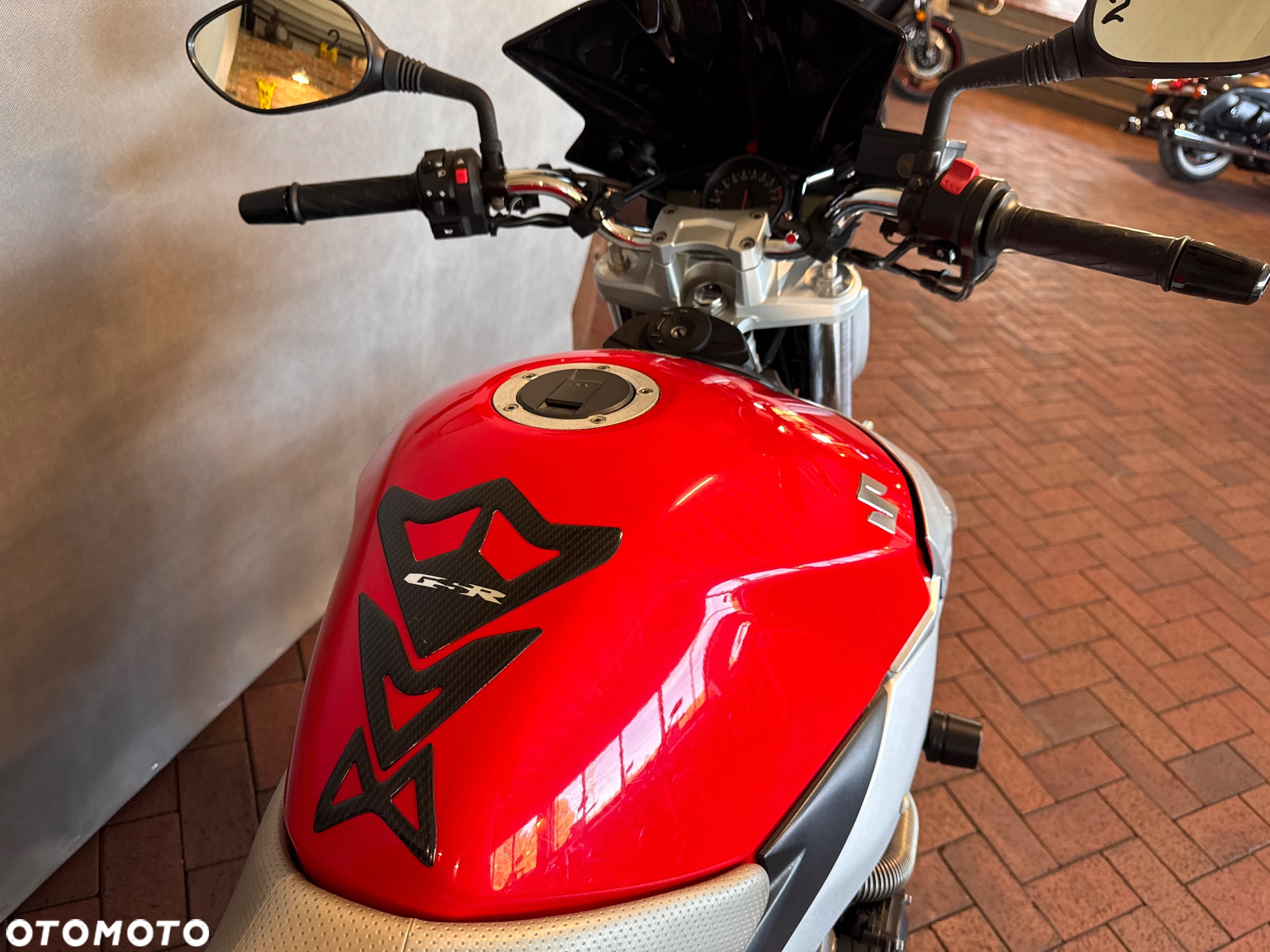 Suzuki GSR - 13
