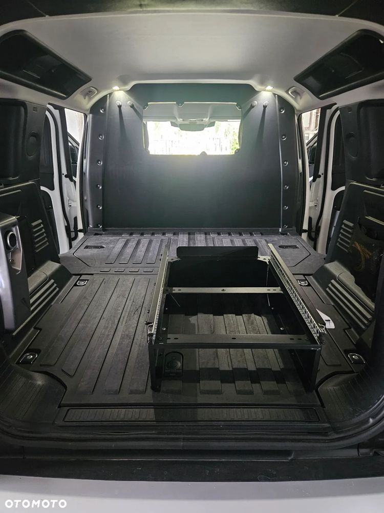 Land Rover Defender - 34