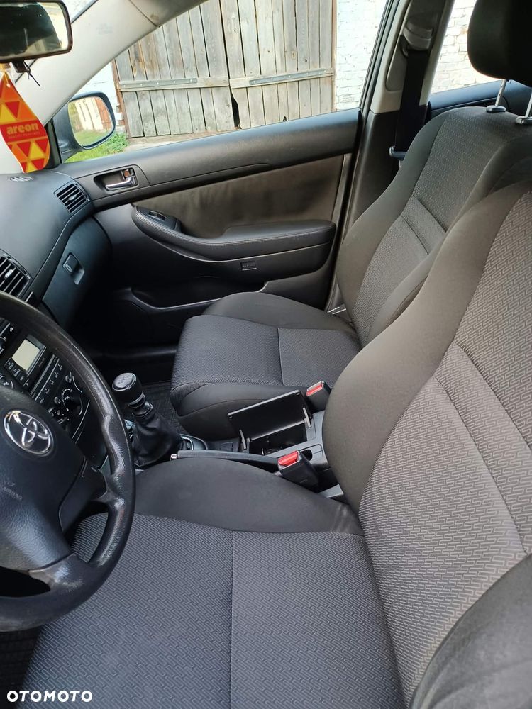 Toyota Avensis - 10