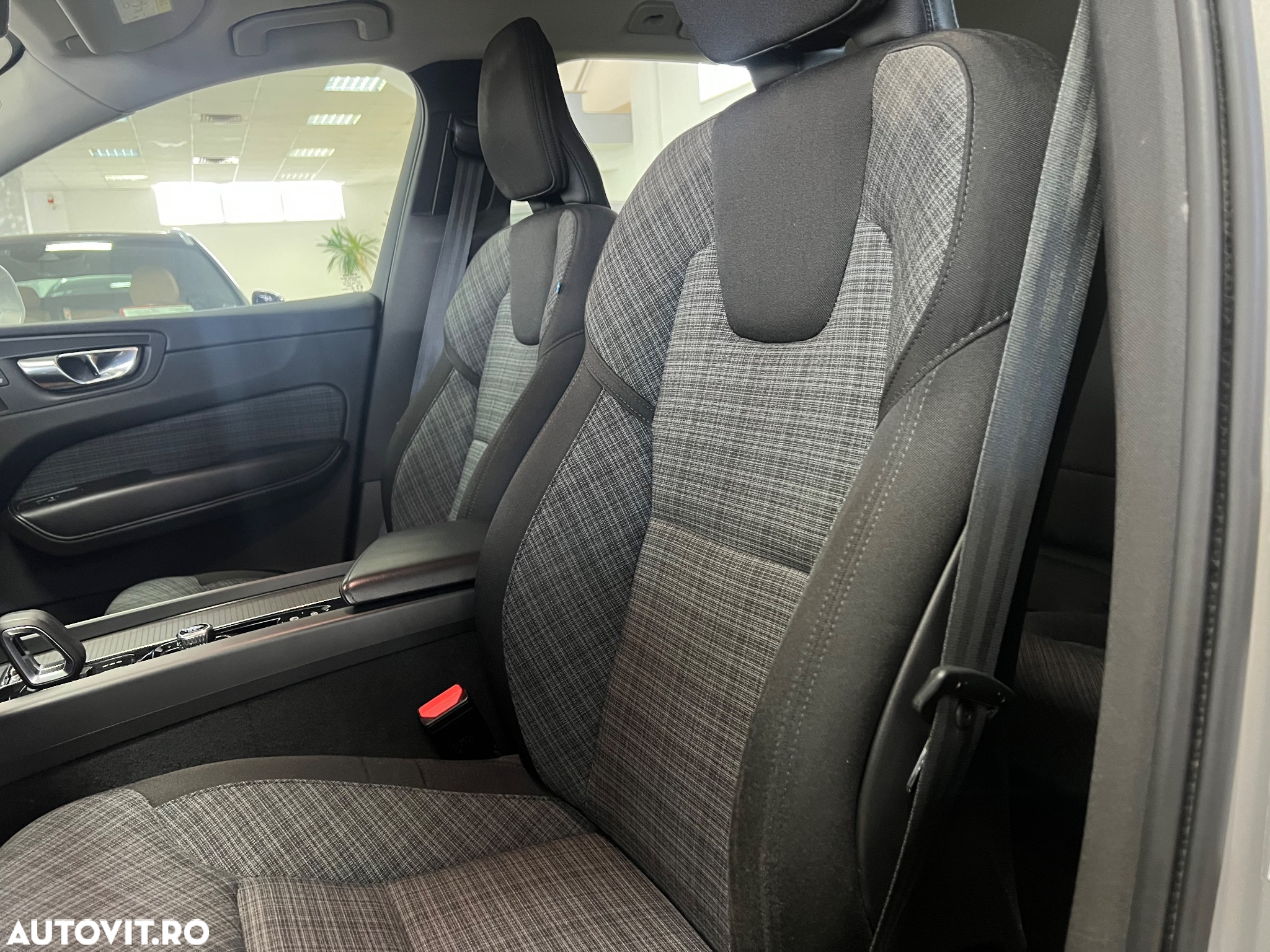 Volvo XC 60 B4 D AWD Geartronic Momentum Pro - 25