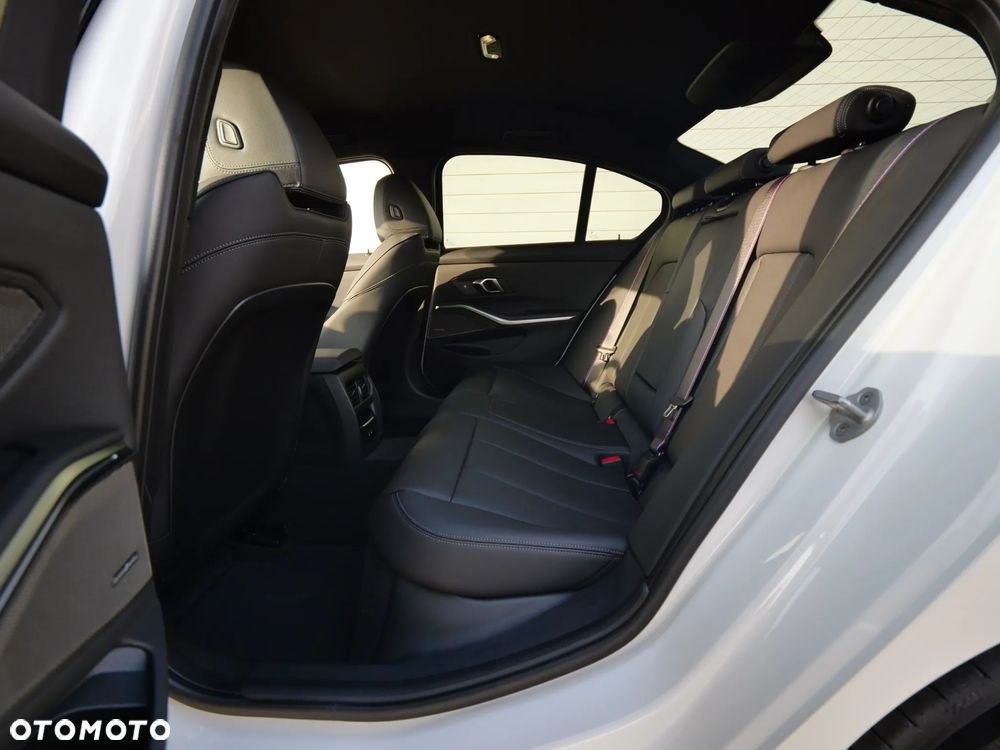 BMW Seria 3 330i xDrive M Sport sport - 30
