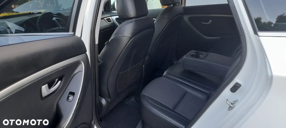 Hyundai i30 blue Kombi 1.6 GDi YES Gold - 11