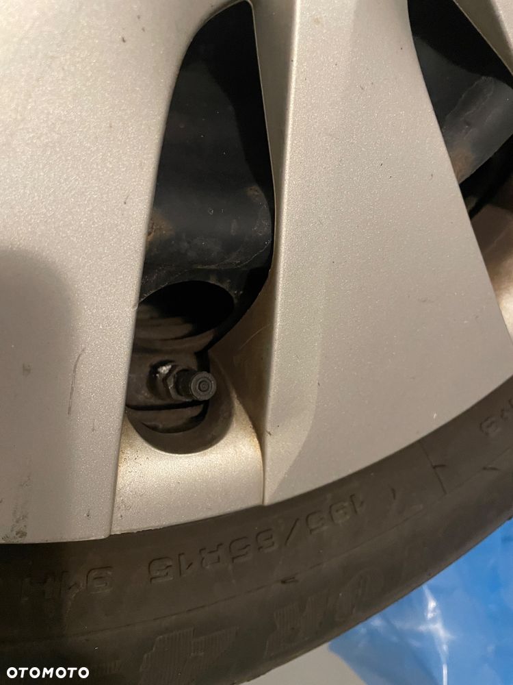 Toyota felgi stalowe 15” z oponami Good Year sezonówki, TPMS, kołpaki, nakrętki. - 9