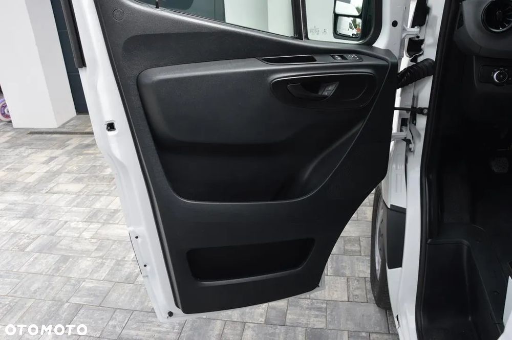 Mercedes-Benz Sprinter - 25