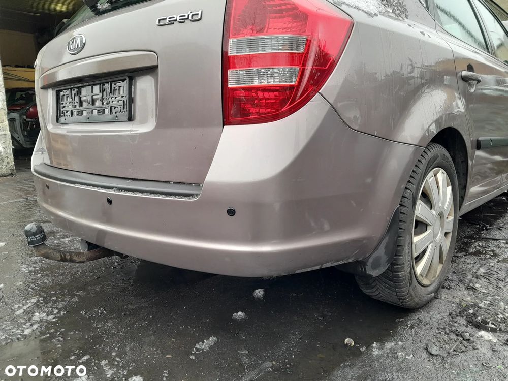 Zderzak tylny KIA Ceed I kombi 06-12r. 8Q PDC - 2