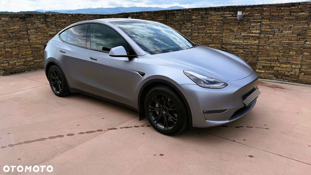 Tesla Model Y Long Range AWD - 1