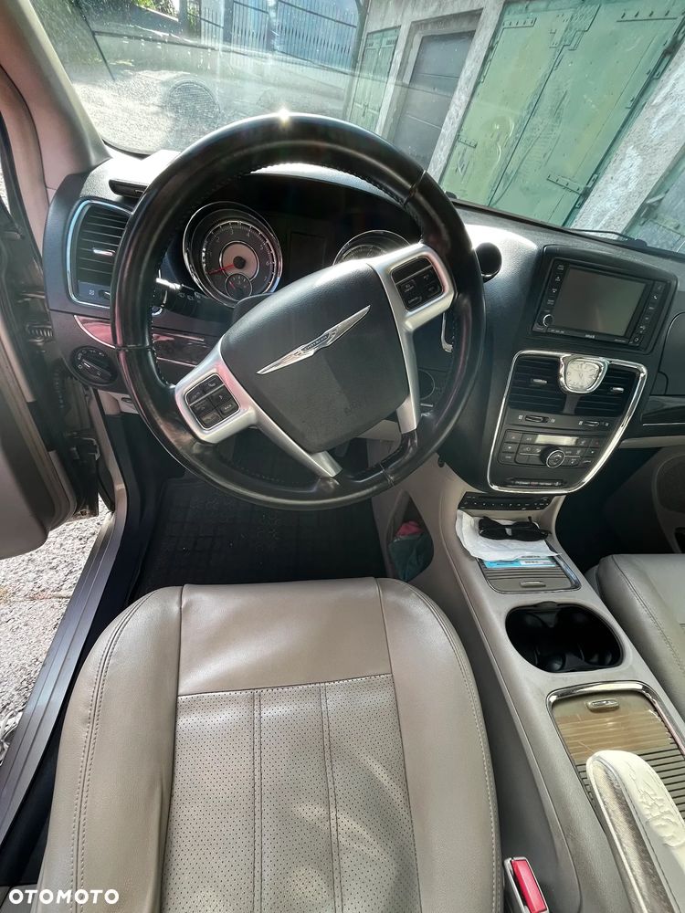 Chrysler Town & Country - 13