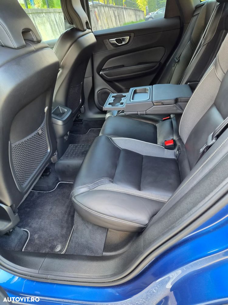 Volvo XC 60 B4 MHEV AT8 AWD R-Design - 19