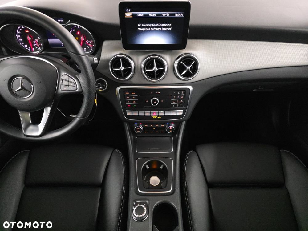 Mercedes-Benz GLA 250 4Matic 7G-DCT - 12