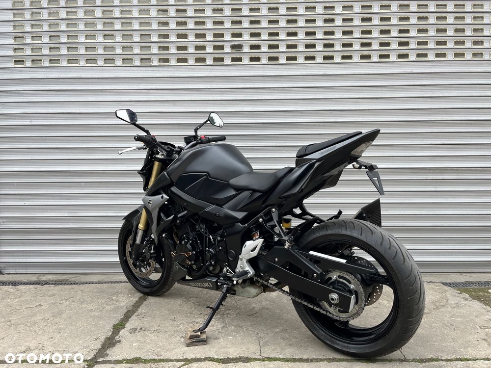 Suzuki GSR - 13