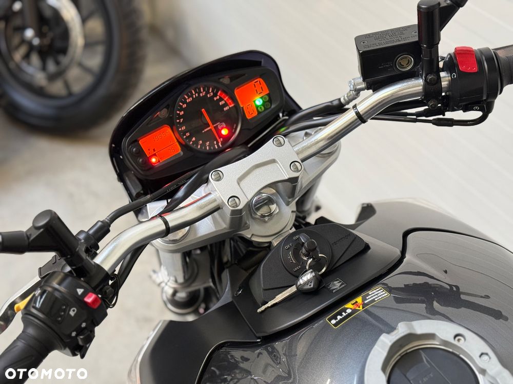 Suzuki GSR - 27