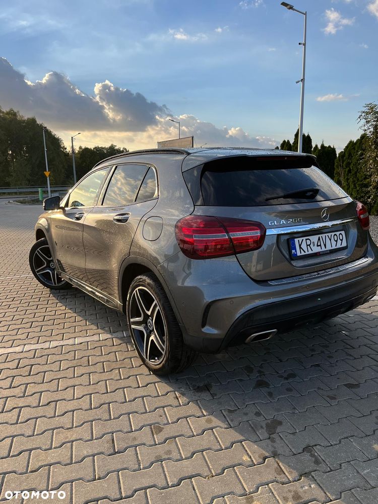 Mercedes-Benz GLA - 8