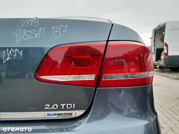 VW PASSAT B7 SEDAN LAMPA TYLNA PRAWA W BŁOTNIK