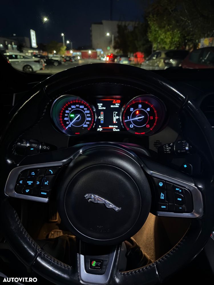 Jaguar XE 2.0 R-Sport - 11