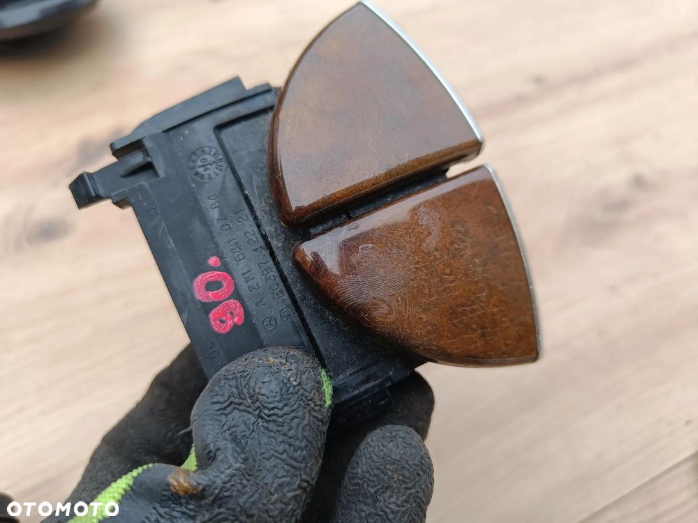 MERCEDES W211 UCHWYT ZAMEK PODŁOKIETNIKA ELEGANCE - 3