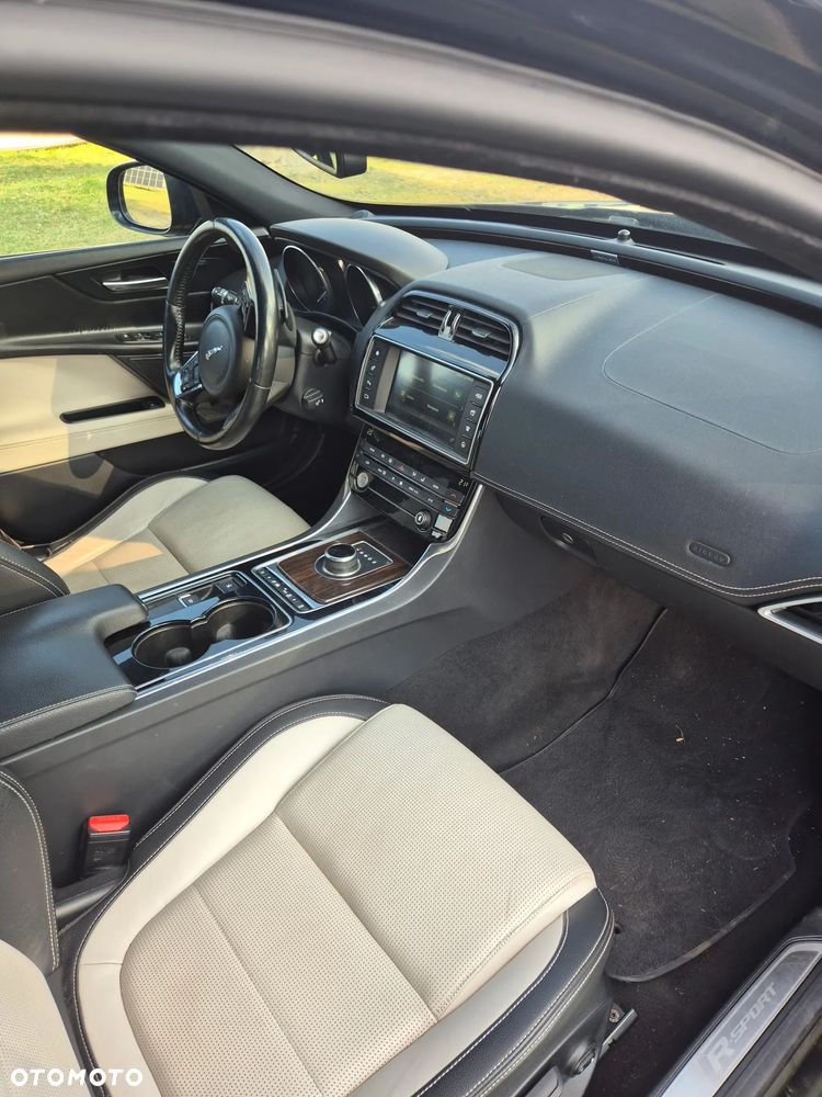 Jaguar XE 2.0 D AWD R-Sport - 5