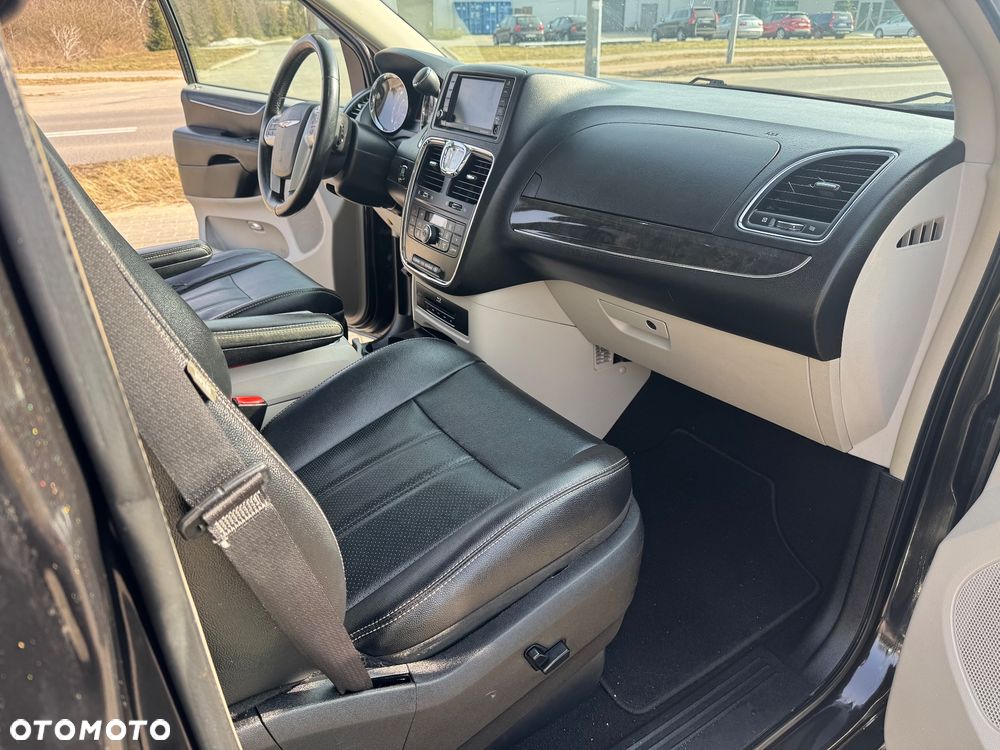 Chrysler Town & Country 3.6 Limited - 15