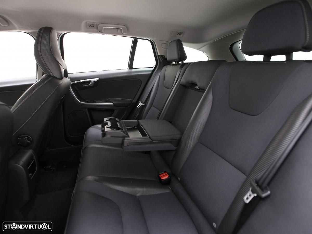 Volvo V60 2.0 D3 R-Design - 11