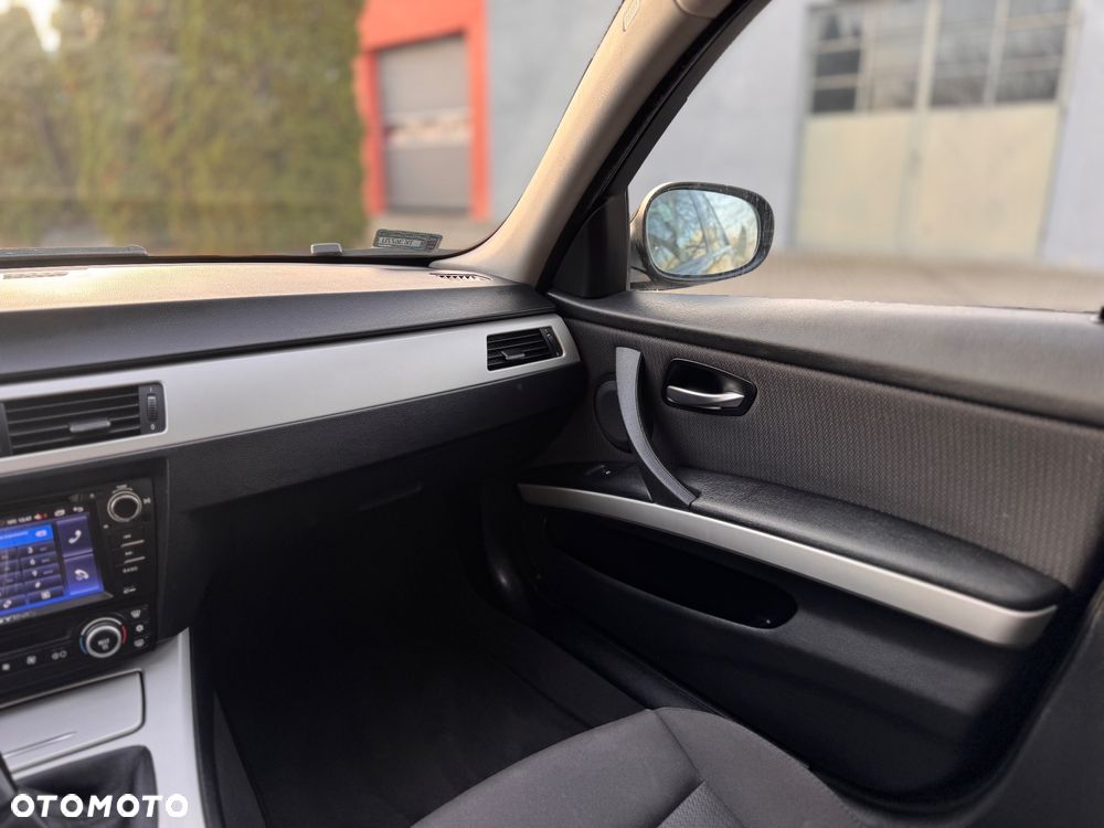 BMW Seria 3 318i - 24
