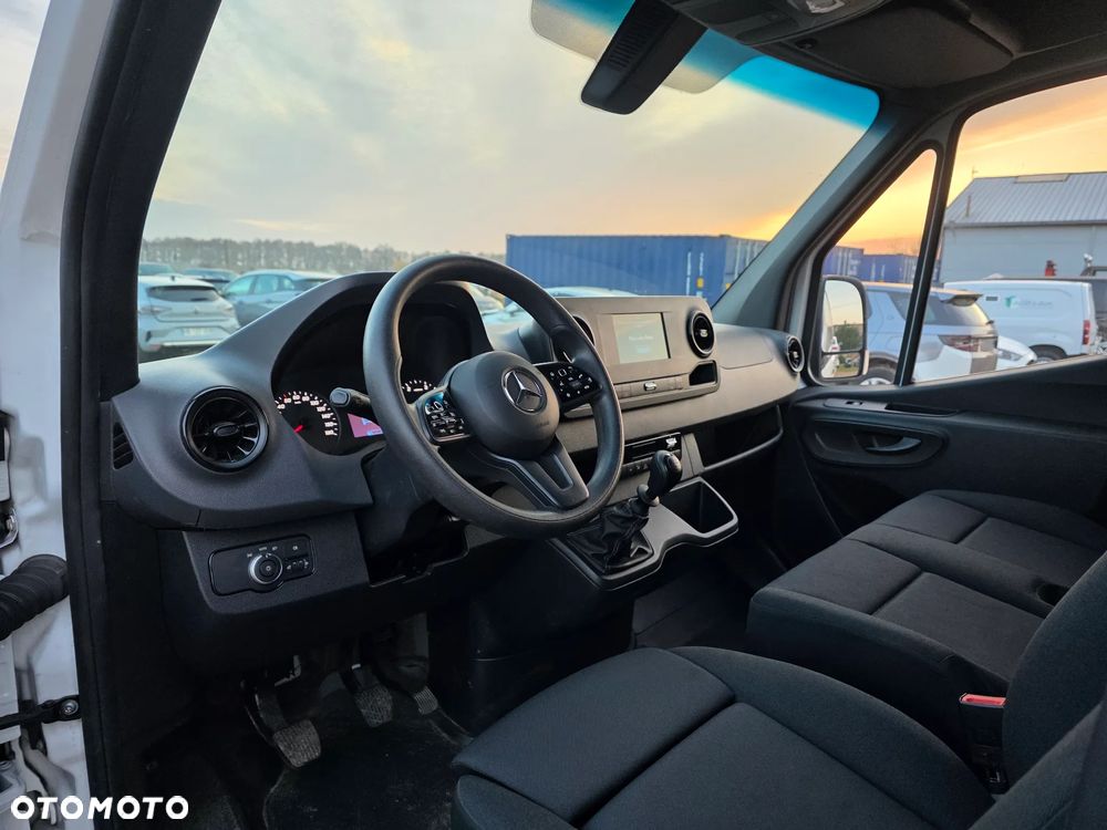Mercedes-Benz Sprinter - 13
