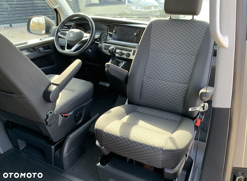 Volkswagen TRANSPORTER T6.1, DSG 4Motion, T6 4x4 plus reduktor napędów, Model BULLY MULTIVAN DELUX ORYGINAL, Światła LED, Fotele obracane kapitańskie, Dynamiczne zawieszenie komfortowe, 3 strefowa klimatyzacja, Felgi specjalne, Pakiet akustyczny, Stolik CAMPER - 27