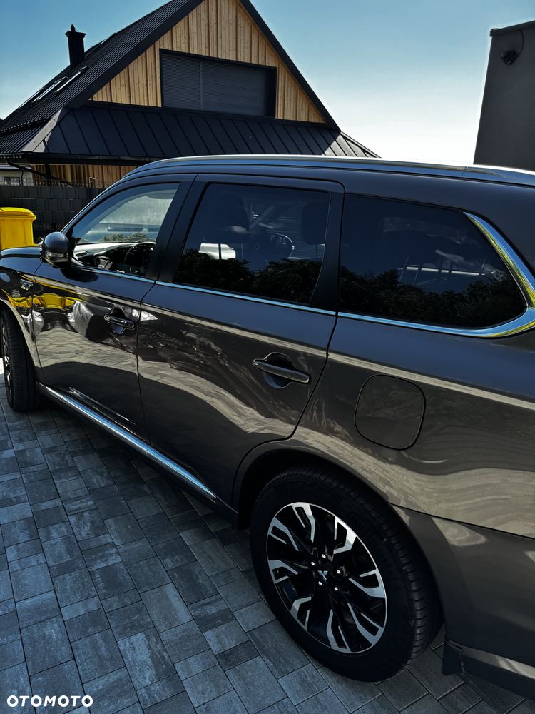 Mitsubishi Outlander Instyle NAVI + - 9