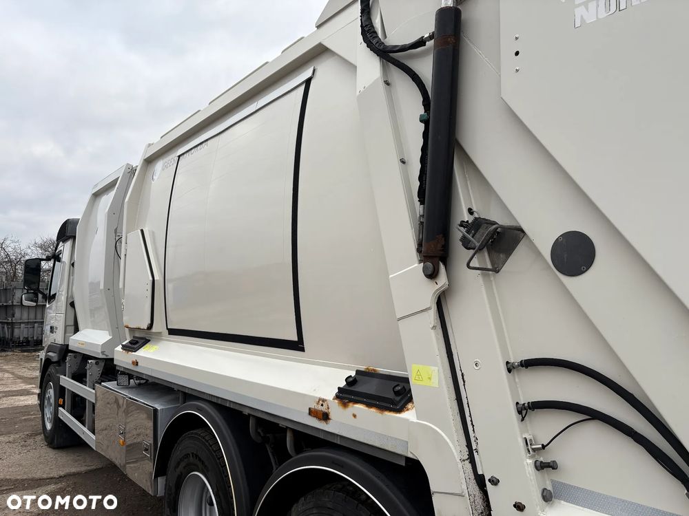 Volvo FM 330 EEV 6x2 / śmieciarka / 3 komory - 8