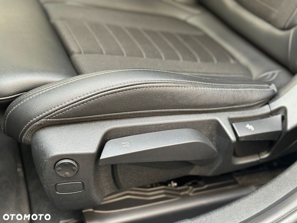 BMW Seria 3 330i xDrive Advantage - 38