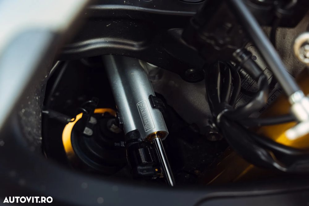 Aprilia RSV-4 Factory - 11