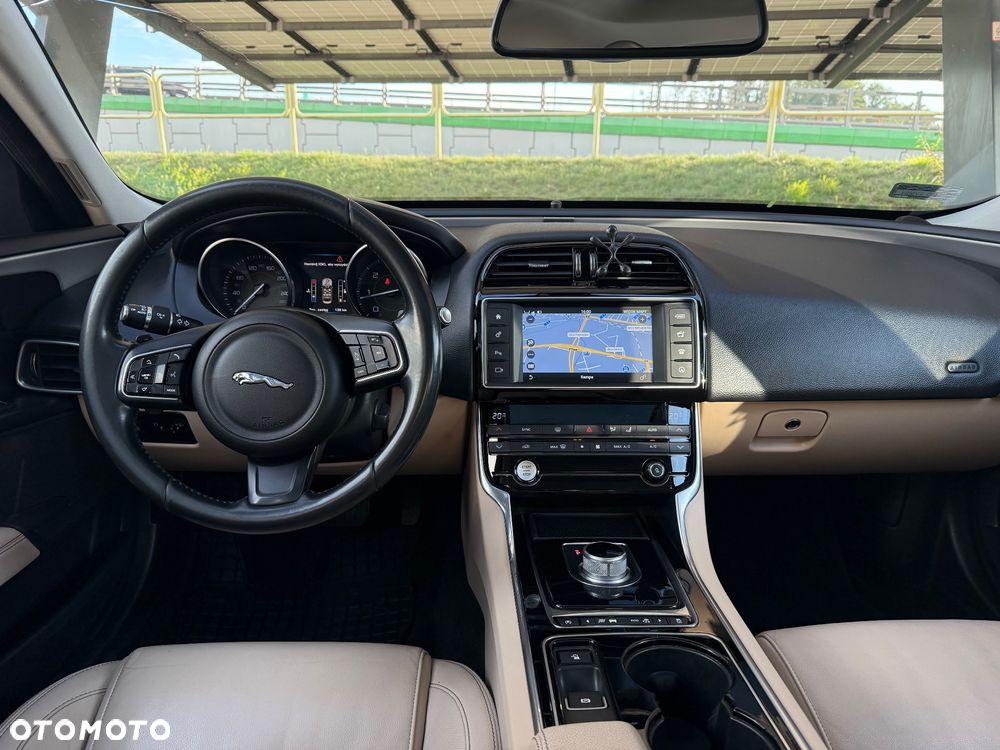 Jaguar XE 2.0 D Prestige - 11