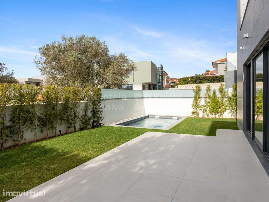 Moradia T4 com jardim e piscina no coração do Estoril - Grande imagem: 3/26