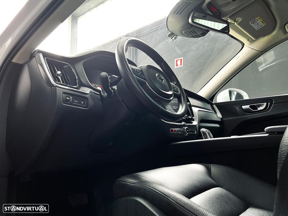 Volvo XC 60 2.0 T8 PHEV Momentum Plus AWD - 19