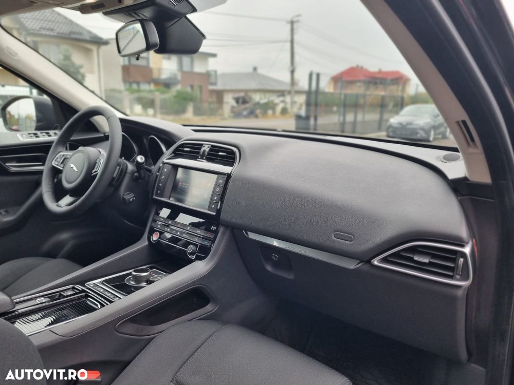 Jaguar F-Pace 20d AWD Aut. Pure - 12