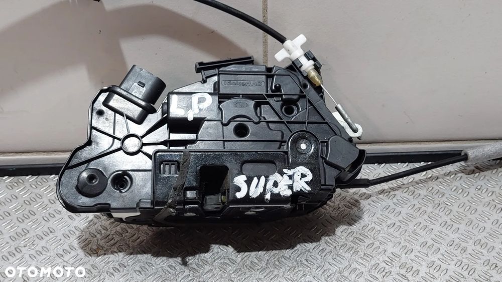 ZAMEK DRZWI LEWY PRZÓD SKODA SUPER B 3,6 B R2012 NR 5N1837015E