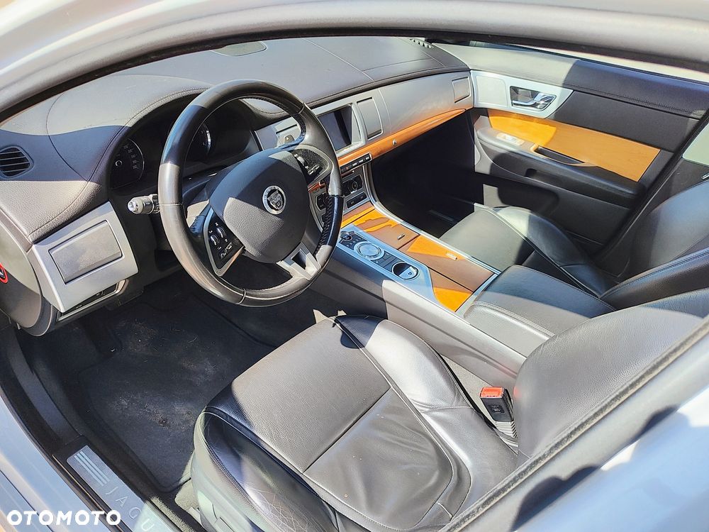 Jaguar XF 2.2 D Luxury - 11