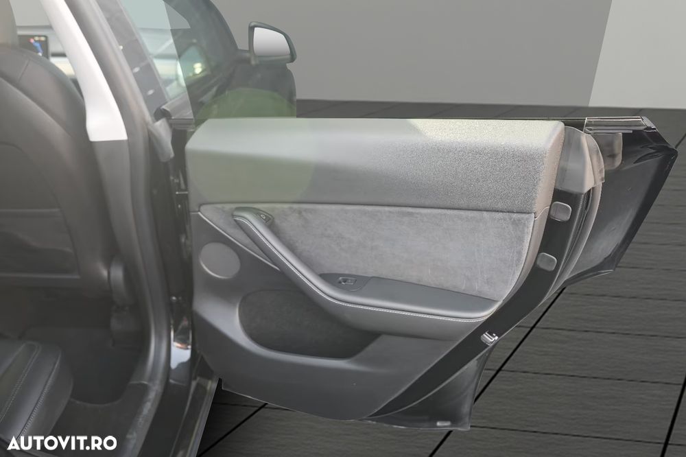 Tesla Model Y Long Range Dual Motor AWD - 10