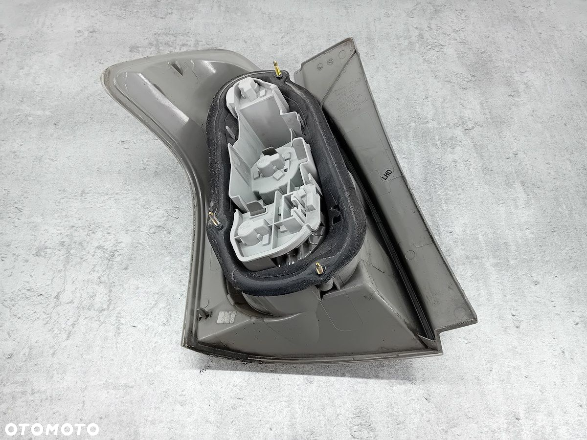 LAMPA TYLNA PRAWA TOYOTA COROLLA VERSO I HATCHBACK - 4