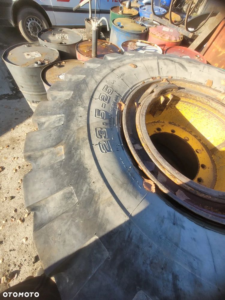 Opona z felgą do wozideł BELL VOLVO - 3