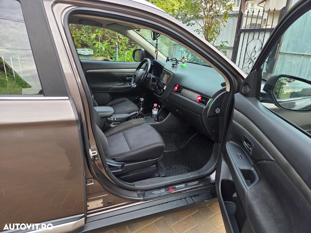 Mitsubishi Outlander - 12