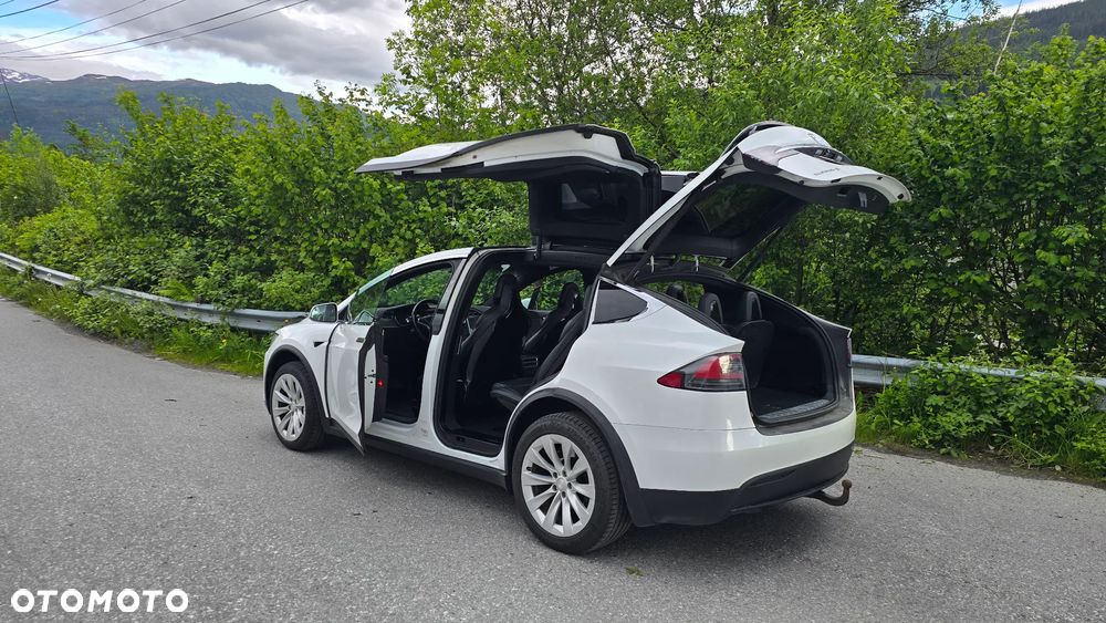Tesla Model X - 14