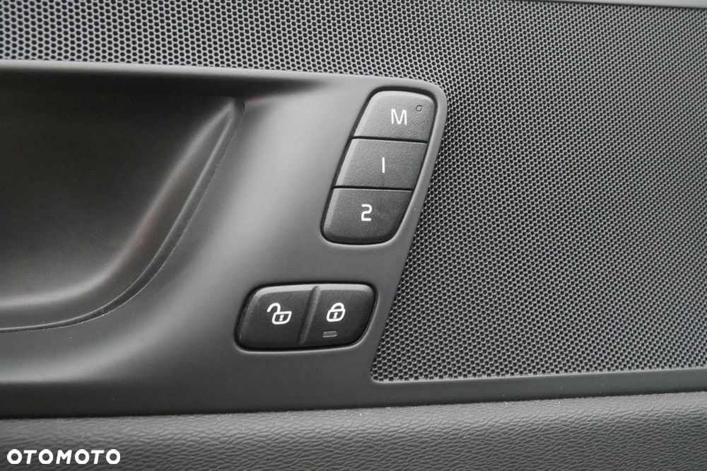 Volvo XC 60 B4 D Plus Dark - 29