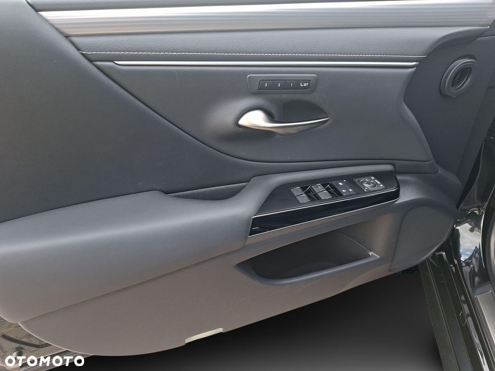 Lexus ES 300h F Sport Edition - 12