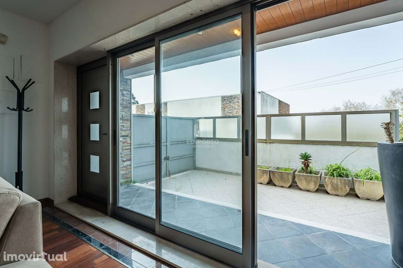 Moradia T3 de três frentes em Valbom – Espaço, conforto e box para 4 c - Grande imagem: 4/35