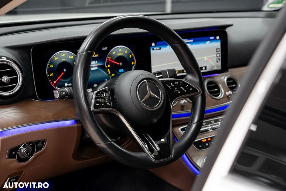 Mercedes-Benz E 300 de Aut. - 27