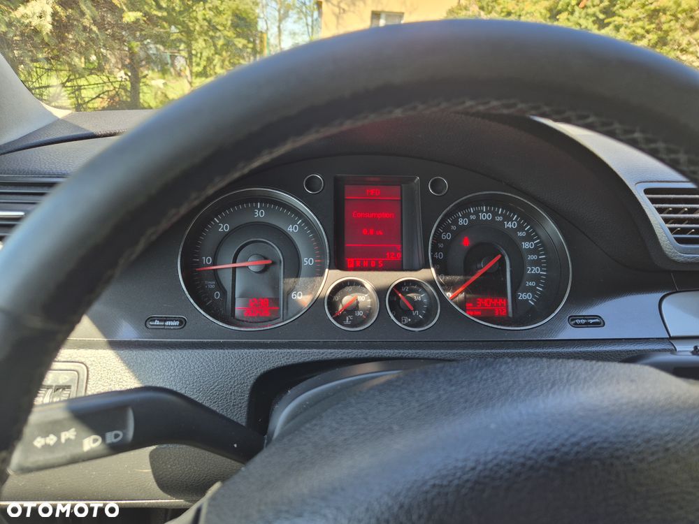Volkswagen Passat 2.0 TDI Trendline DSG - 8