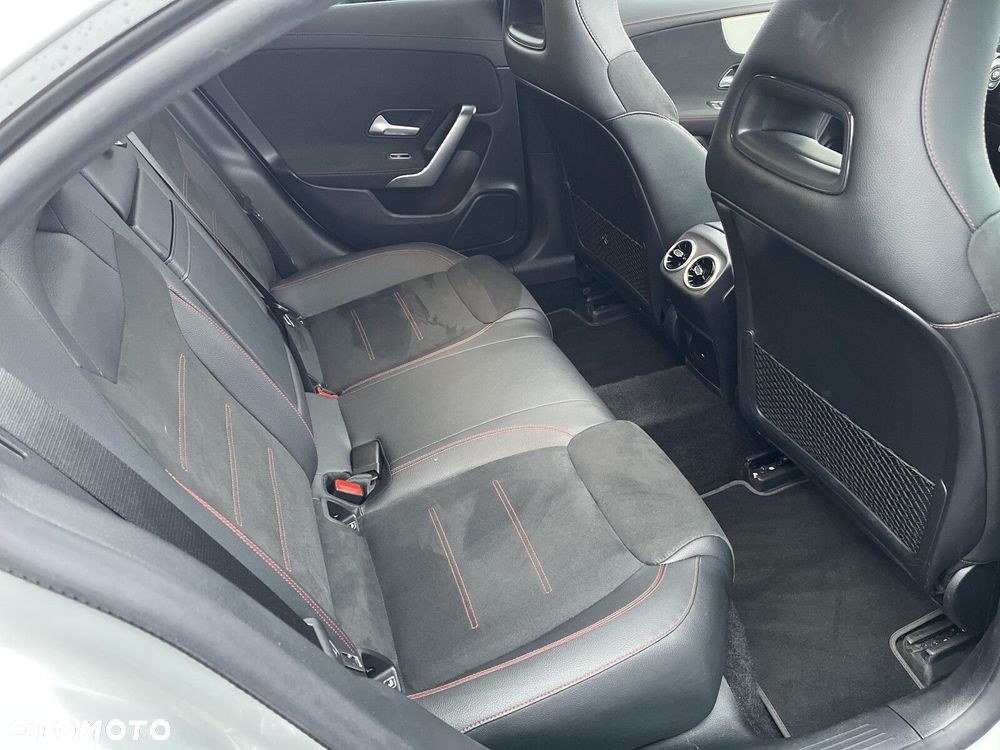 Mercedes-Benz CLA 200 4-Matic AMG Line 8G-DCT - 12