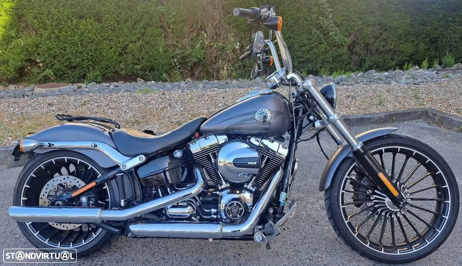 Harley-Davidson Softail Breakout - 1