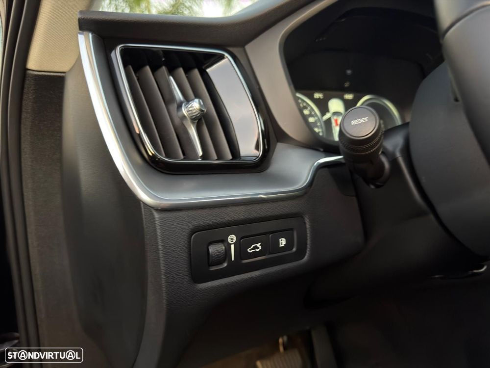 Volvo XC 60 2.0 T8 PHEV Momentum AWD - 27
