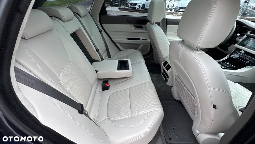 Jaguar XF 25d AWD R-Sport - 24